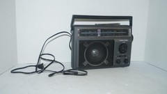 Retro Vintage REALISTIC RADIO SHACK 12-625A AM FM Portable AC DC Radio – Works