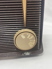 Vintage Brown « Retro Jetson&rsquo;s » 1959 Motorola Model A1N-32 AM Radio-MCM Decor