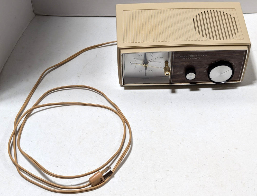 VINTAGE GE ELECTRIC CLOCK RADIO SOLID STATE AM MODEL C4408A LIGHT BROWN—WORKS!