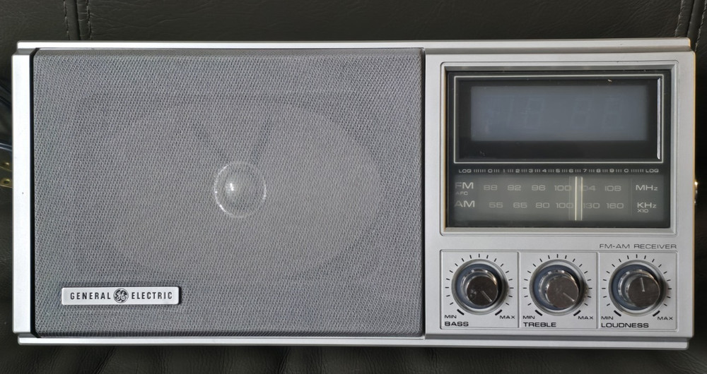 VINTAGE General Electric GE MCM AM FM Clock Radio Model 7-4691A Tested