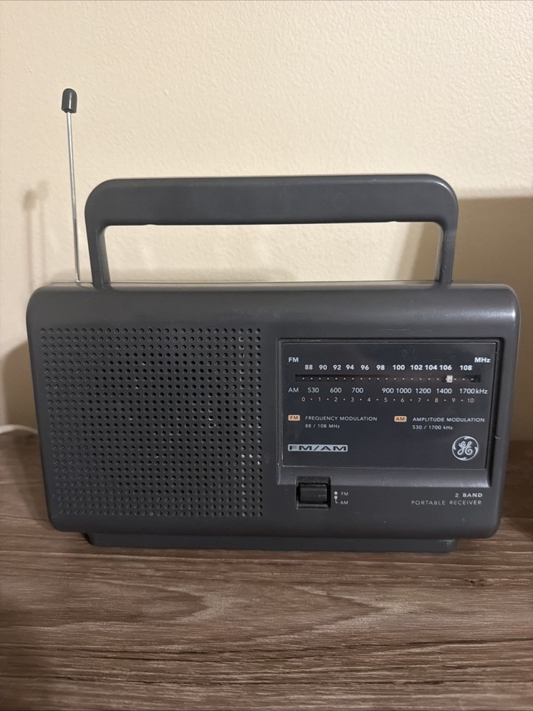 Vintage GE Portable AM/FM Radio Model 7-2662A 2-Band Receiver AC/DC Tested