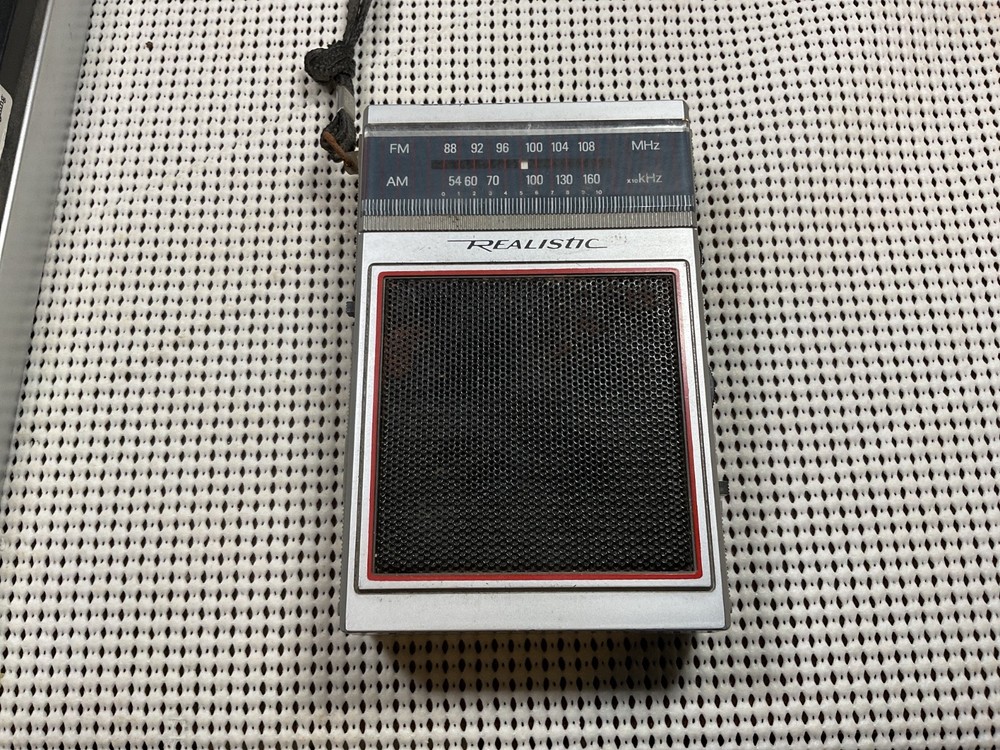 Realistic Hand Held Portable AM-FM Radio Radio Shack