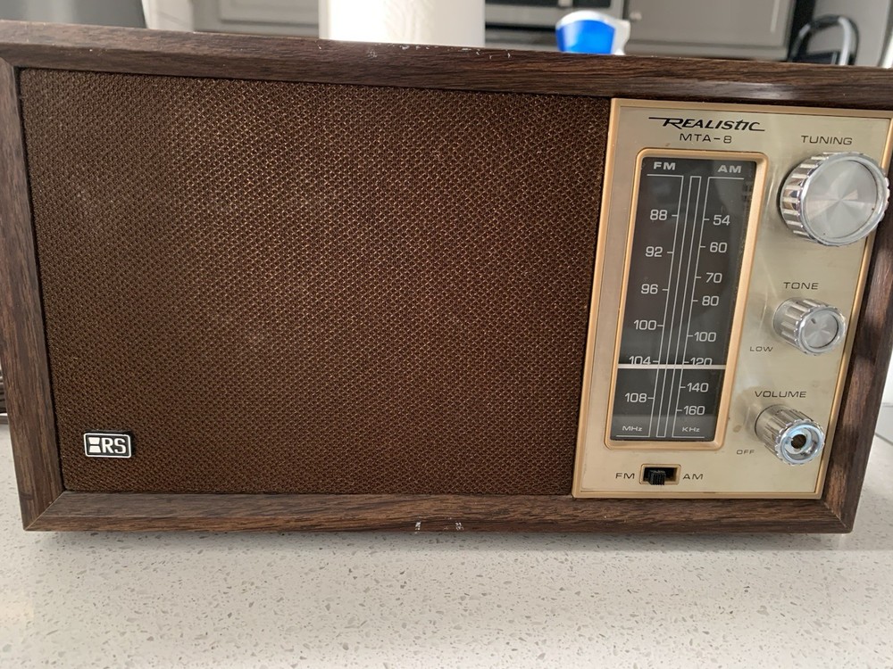 Realistic MTA-8 Vintage Radio Powers On Works Perfectly Fine. Minor Scratches