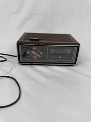 Vintage General Electric GE AM/FM Clock Radio Model 7-4545A Faux Woodgrain Retro