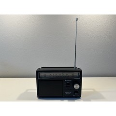 VINTAGE *PRISTINE* 1970&rsquo;s Hitachi Model KH-435H AM/FM Portable Transistor Radio