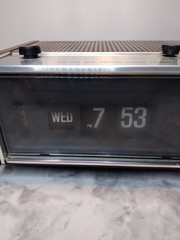 Vintage Panasonic Woodgrain Flip Clock Radio Alarm AM FM w Day Display RC-7053