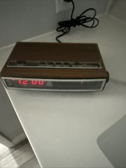 GE Vintage AM/FM Clock Radio Walnut Wood Grain Finish Red LED Model 7-4625C