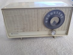 Vintage Mid Century General Electric GE AM Radio T-1110A Beige