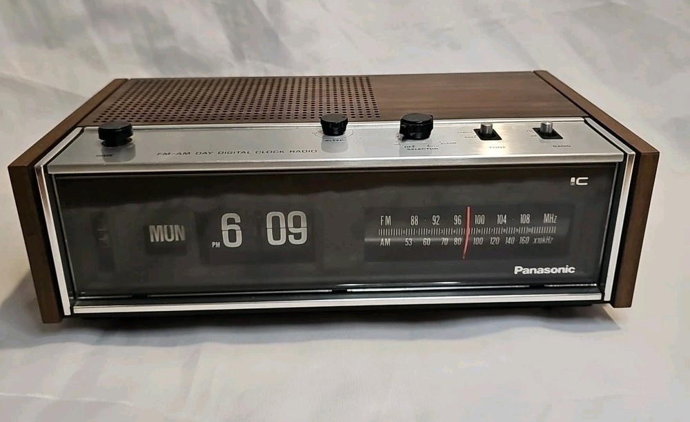 Panasonic RC-7053 Woodgrain Flip Clock Radio Alarm AM FM w/Day Display READ
