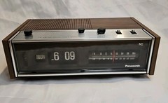 Panasonic RC-7053 Woodgrain Flip Clock Radio Alarm AM FM w/Day Display READ