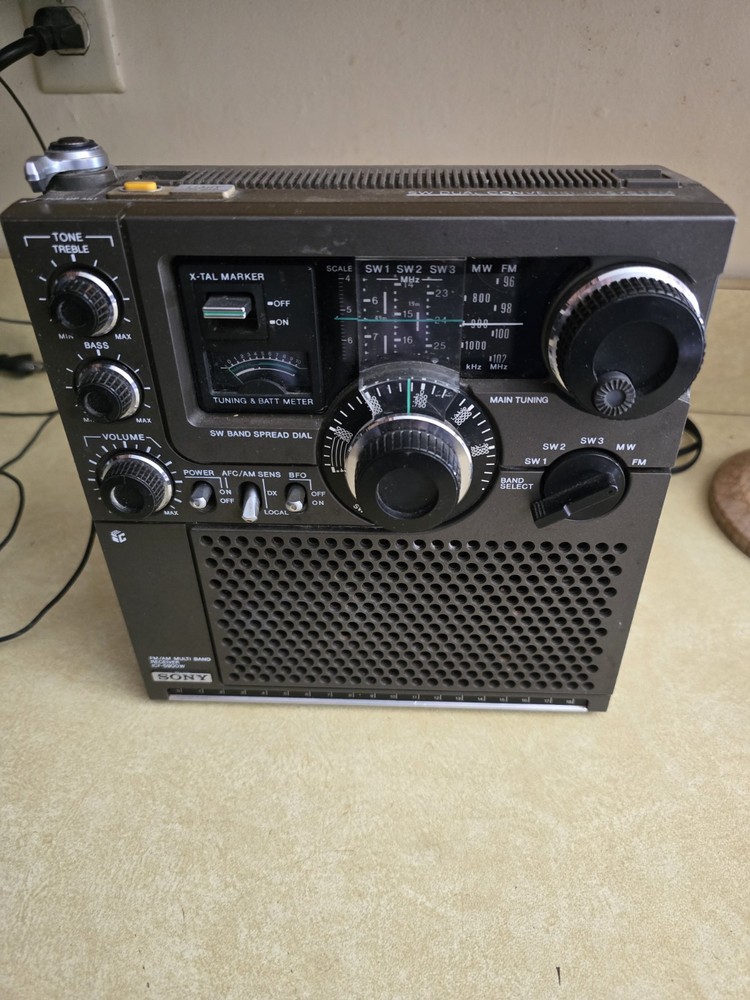 SONY FM/MW/SW 5 Band Receiver Model ICF-5900W w/Power Supply