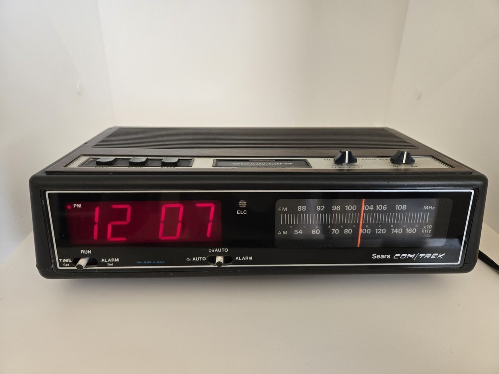 Vintage Sears Com/Trek AM/FM Clock Radio – Works!!! For Use or Parts