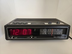 Vintage Sears Com/Trek AM/FM Clock Radio – Works!!! For Use or Parts
