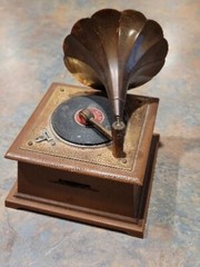 Vintage Gramy Phone 8 Victrola & Sony TR-1819 6 Transistor Tabletop Am Radios