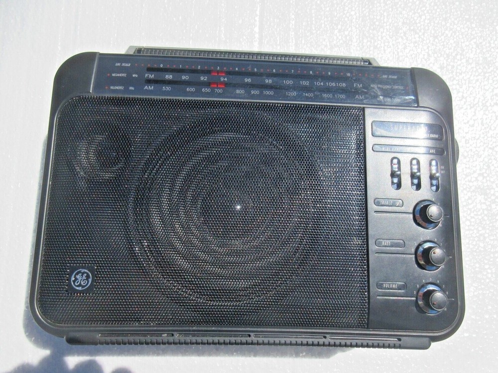 Vintage General Electric Super Radio Wide Band Long Range AM/FM