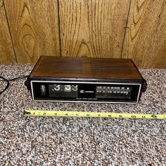 Vintage Windsor Model 2069P Flip Alarm Clock AM FM Radio 1970s