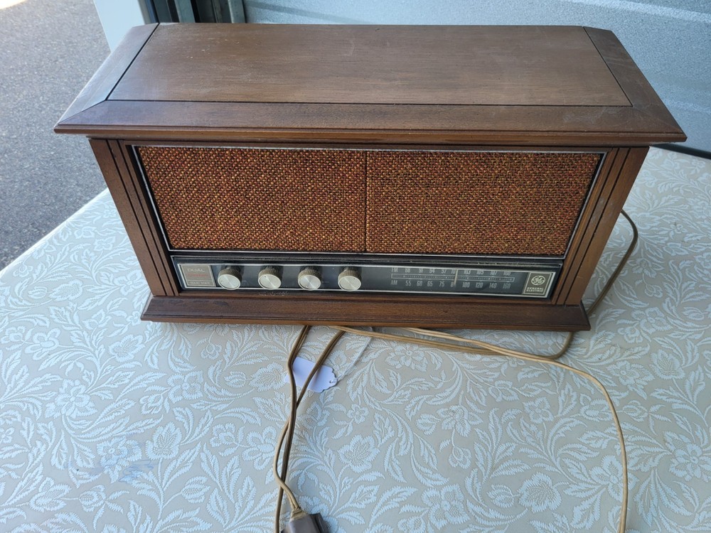 Vintage General Electric AM/FM Tabletop Radio – Mid-Century Wood Cabinet