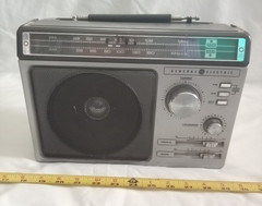 vintage General Electric Vintage 1980 Wired FM/AM 7-2881C Radio, works.