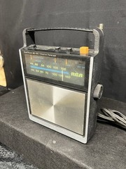 Vintage MCM RCA Dual Power AC-DC Radio AM/FM Model # RWM 164E Black Working.