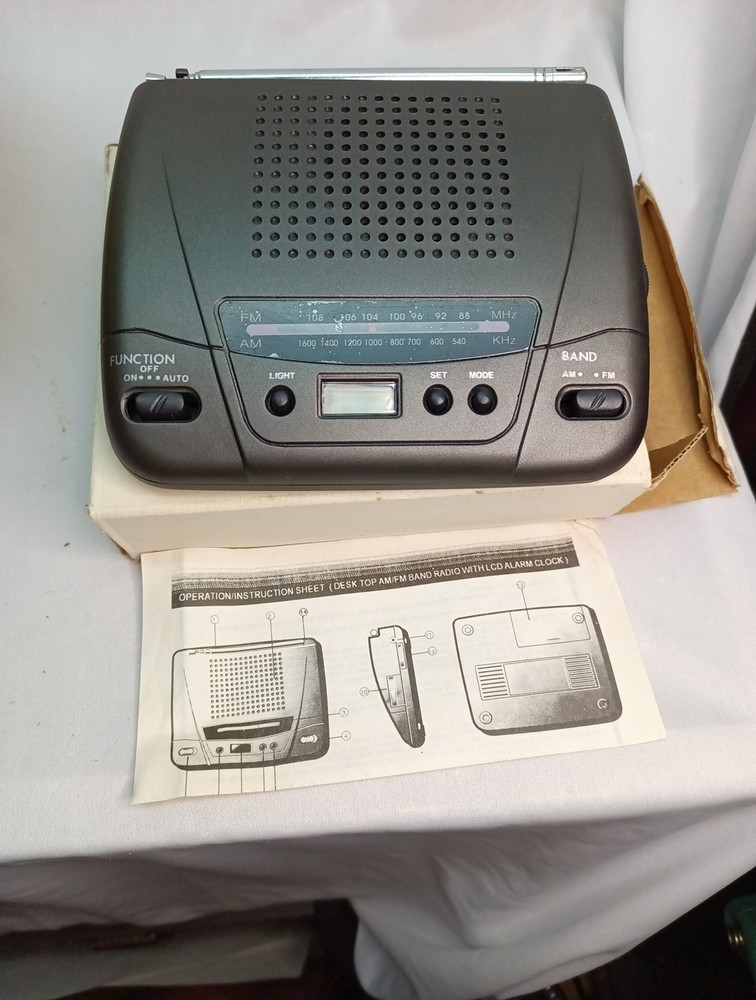 Vintage Small Tabletop AM/ FM LCD Clock Radio Works With Batteries