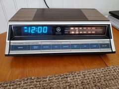 Vintage 80&rsquo;s General Electric Clock Radio 7-4662B Blue Digital