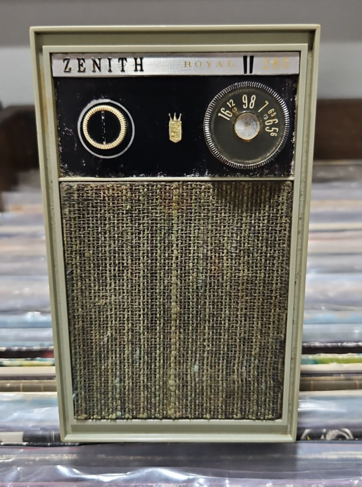 Vintage Zenith Royal 285 portable transistor AM Radio in working condition