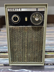 Vintage Zenith Royal 285 portable transistor AM Radio in working condition