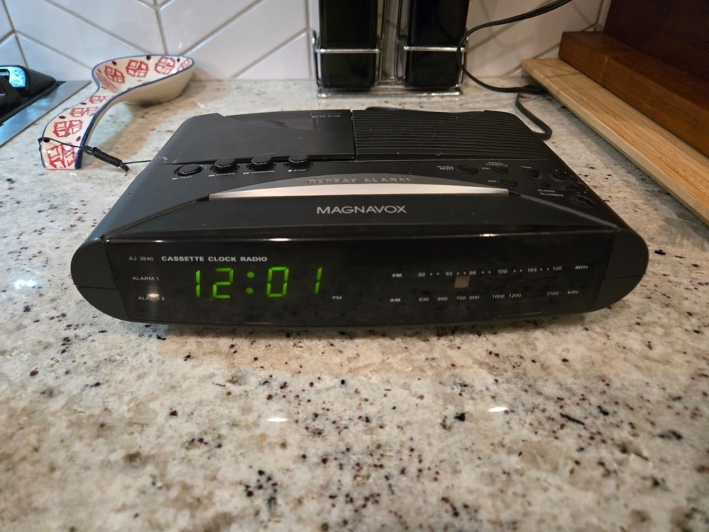 MAGNAVOX Clock Radio Cassette Player AM/FM A4