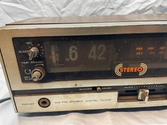 Soundesign Model 3933B AM FM Stereo Flip Clock SEE NOTES