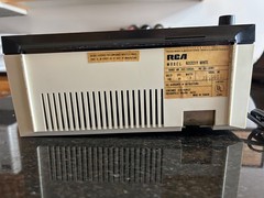 Vintage 70&rsquo;s RCA AM/FM radio model RZC221Y Tested works see video