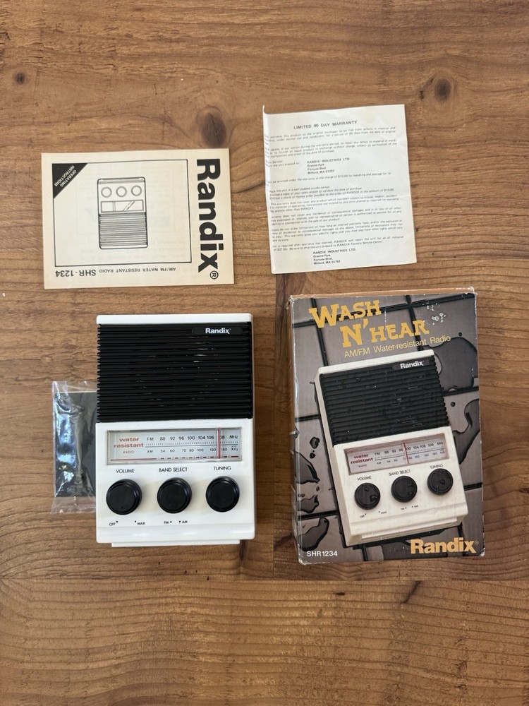 Vintage – Wash N’ Hear AM/FM Water-resistant Radio – New In box