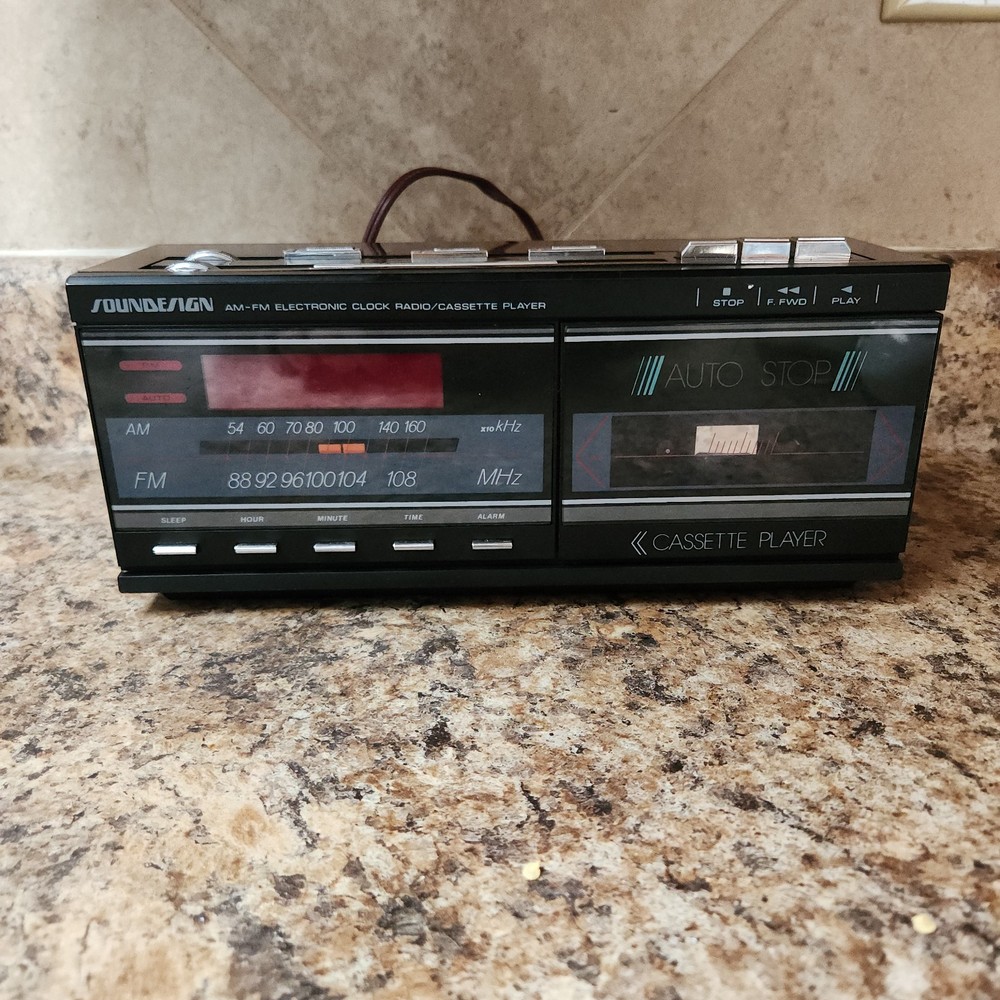 Soundesign Vintage AM/FM Electronic Clock Radio Cassette Player