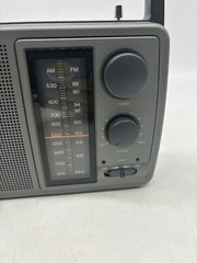 Vintage Radio Shack Portable AM/FM Radio AC/DC Model 12-726 Optimus / Realistic