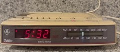Vintage GE Softlite AM/FM Alarm Clock Radio Model 7-4657A Works Great Light