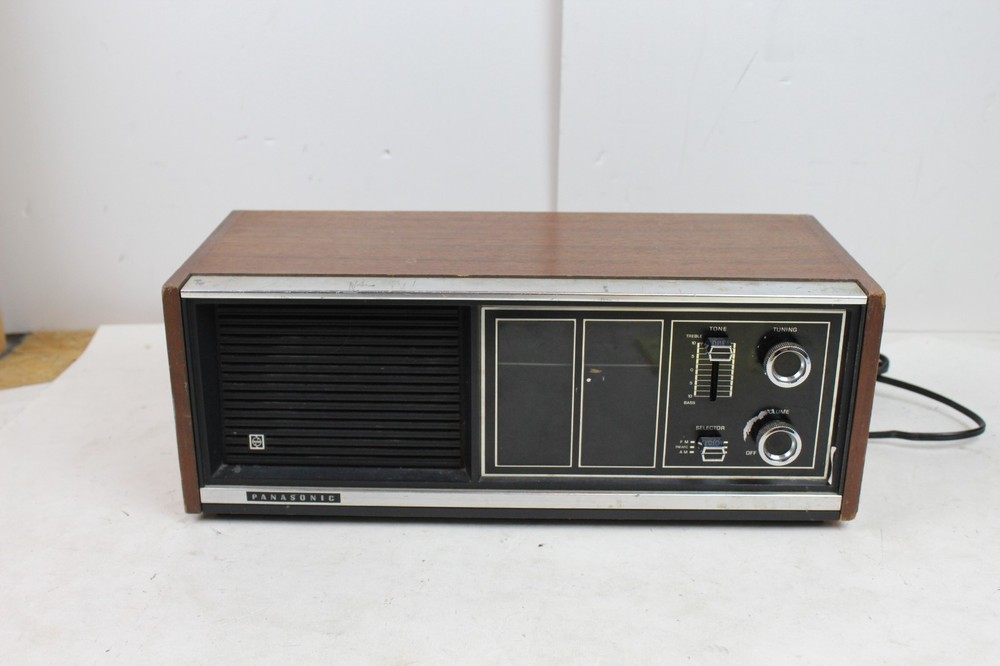 1970s Panasonic Model RE-7371 AMFM Radio Solid State Wood Finish