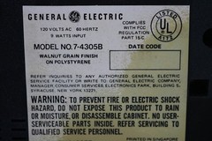 GE 7-4305B WALNUT GRAIN ELECTRIC CLOCK RADIO–READ!!