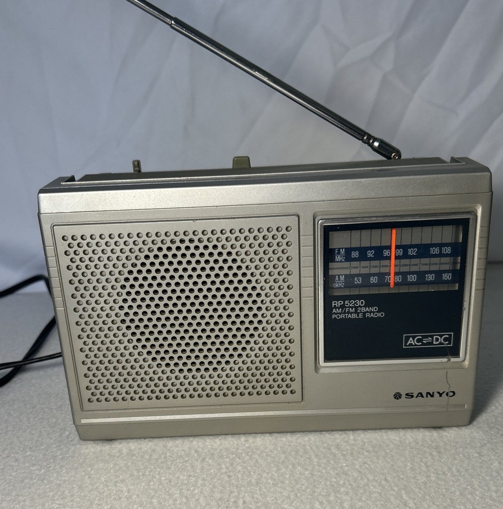 VINTAGE SANYO RP 5230 PORTABLE AM/FM RADIO 2 BAND- Works!!!
