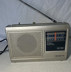VINTAGE SANYO RP 5230 PORTABLE AM/FM RADIO 2 BAND- Works!!!