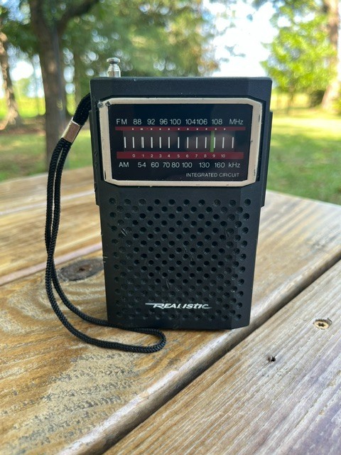 Vintage Radio Shack Model 12-634 Handheld Realistic AM/FM Radio