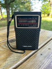 Vintage Radio Shack Model 12-634 Handheld Realistic AM/FM Radio
