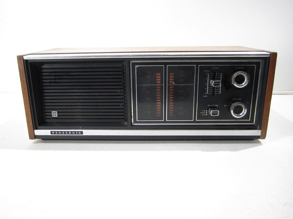 Vintage Panasonic Model RE-7371 FM-AM Tabletop Radio Made in Japan