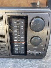 Vintage Radio Shack Portable AM/FM Radio AC/DC Model 12-726 Optimus / Realistic