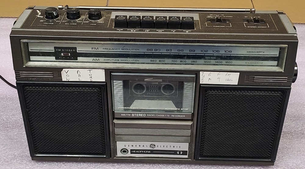 AM / FM STEREO – RADIO, CASSETTE & RECORDER GENERAL ELECTRIC – HEADPHONE JACK