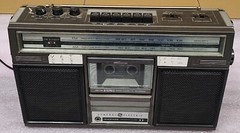 AM / FM STEREO – RADIO, CASSETTE & RECORDER GENERAL ELECTRIC – HEADPHONE JACK