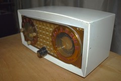 Vintage 1950&rsquo;s Truetone AM clock Radio , works Model 2420A