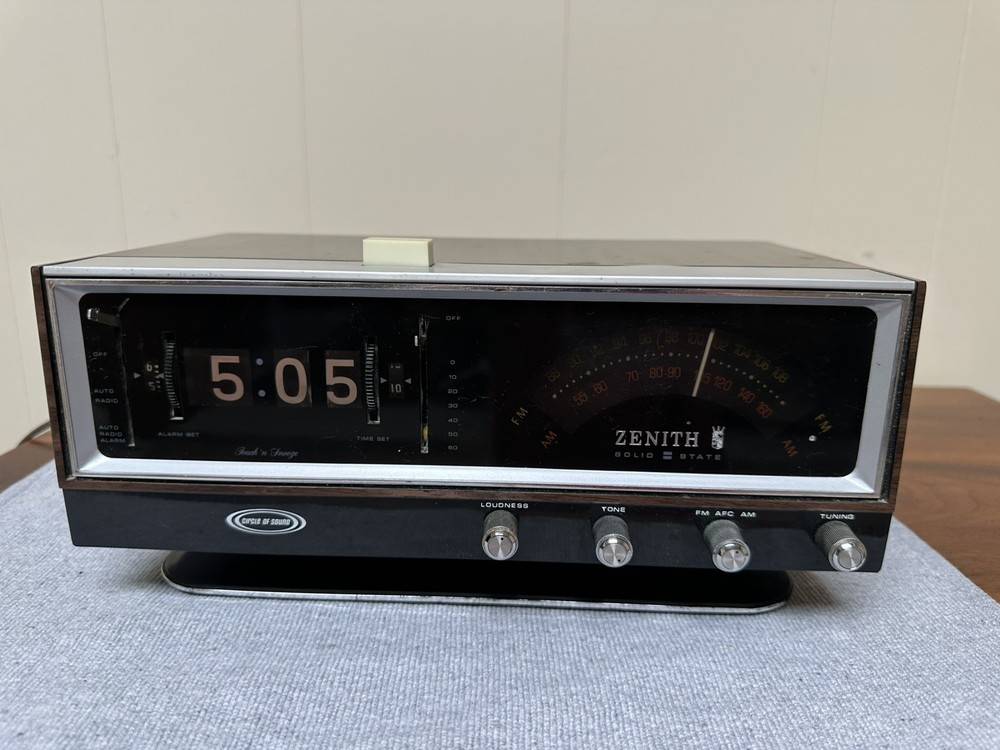 ZENITH C472W-3 Circle of Sound Flip Alarm Clock, AM/FM Radio AS IS Radio Works