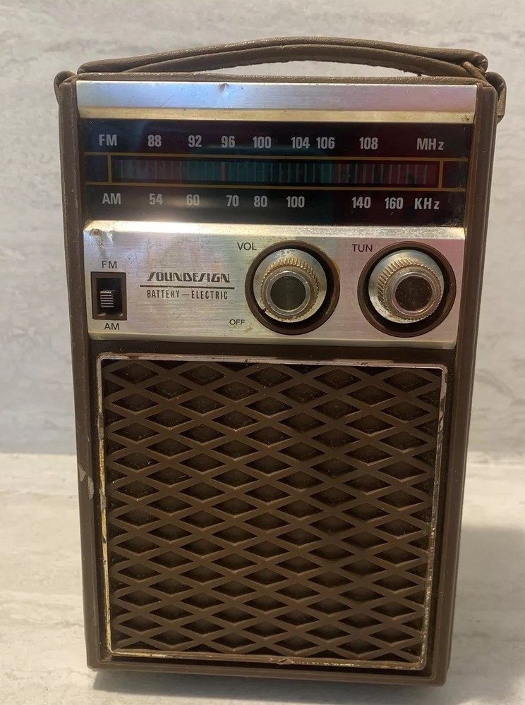Soundesign Model 2223D Tested Works AM/FM Portable Radio Leather Hong Kong AC/DC