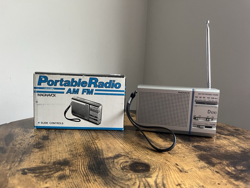 Vintage Magnavox Portable AM/FM Radio