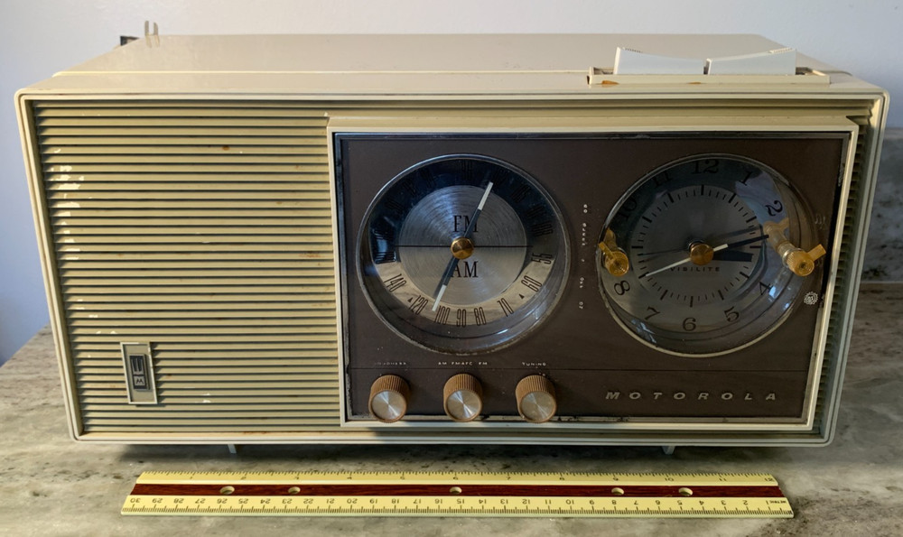 Vntage Motorola BC3G AM/FM Radio
