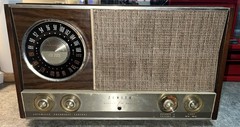 ZENITH AM/FM Broadcast Receiver Model: MJ1035. Sounds nice.